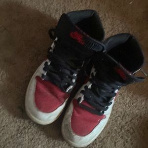 Jordan 1 red black and white. Poor condition size 7 in men
